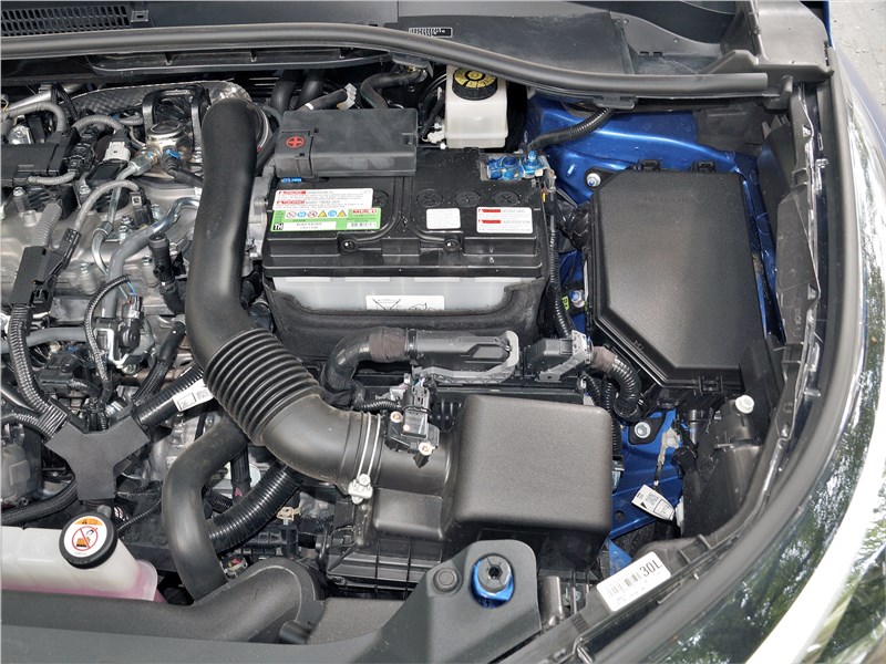 Toyota C-HR 2020 моторный отсек