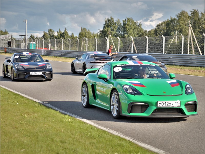 Автомобили Porsche на трассе Moscow Raceway