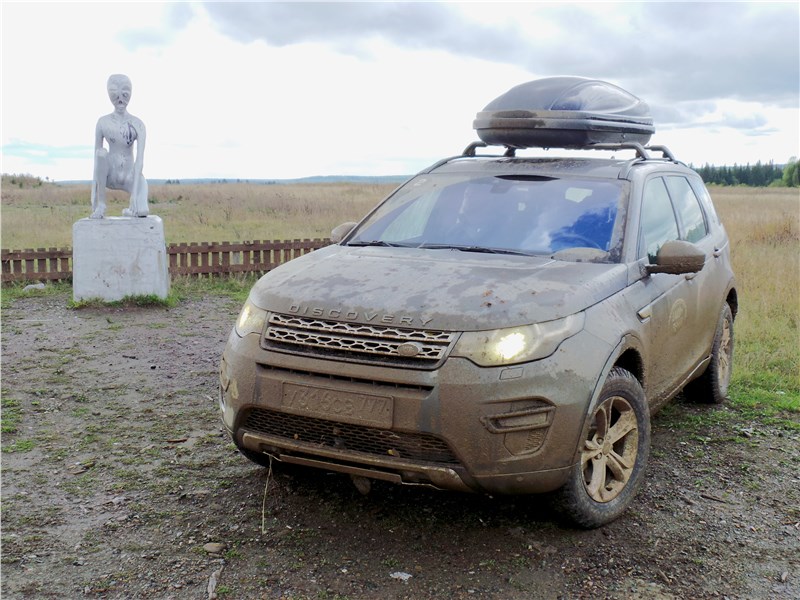 Land Rover Discovery Sport 2015 на окраине села Молёбка в Пермском крае
