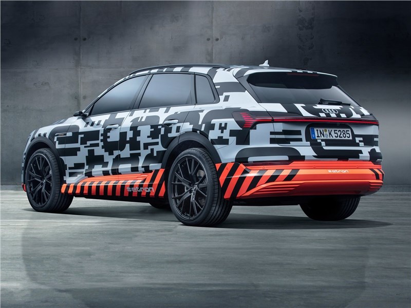 Audi e-tron Concept 2018 вид сбоку сзади