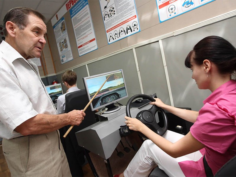 В Госдуме предложили разрешить водить машины с 16 лет