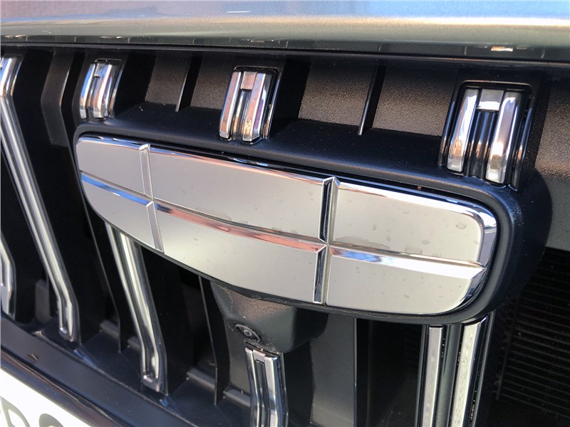Geely Preface (2024) логотип на радиаторе