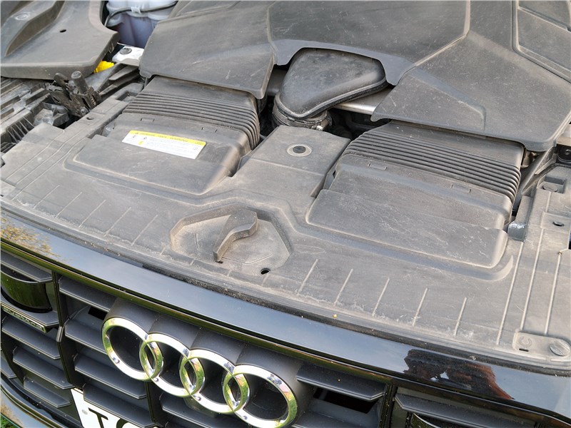 Audi Q8 2019 моторный отсек