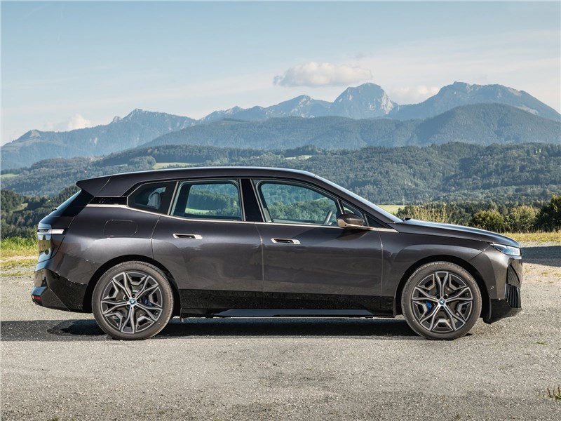 BMW iX xDrive50 (2022) вид сбоку