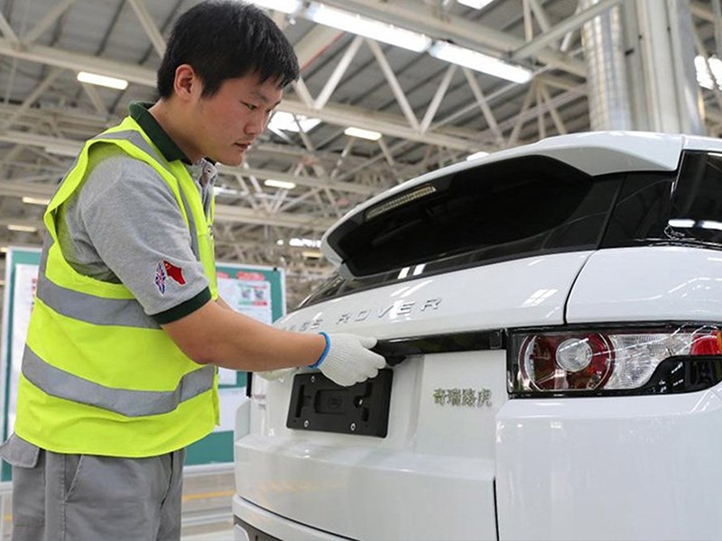 Китайских рабочих добровольно запрут на автомобильных заводах