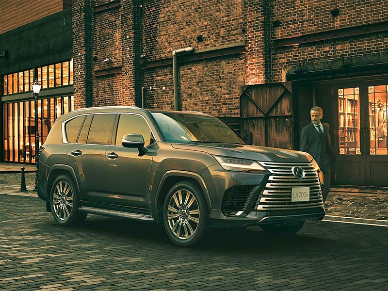 Lexus LX стал гибридом и получил внедорожные опции 