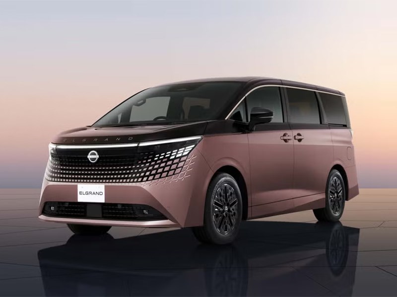 Nissan Elgrand спустя 15 лет получил обновление