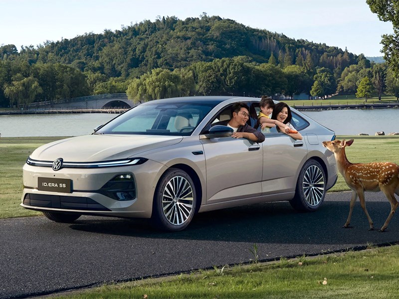 Volkswagen вывел на рынок Китая недорогой гибридный седан