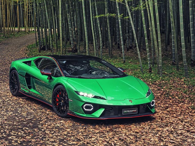 Lamborghini снова намекает на внедорожный Temerario Sterrato
