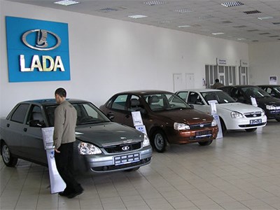 Продажи автомобилей марки Lada продолжают падать