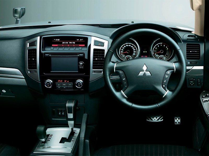 Mitsubishi Pajero 2015 водительское место