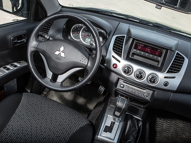 Mitsubishi L200 2014 водительское место