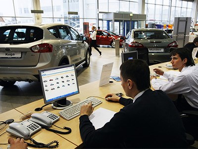 Показатель продаж новых автомобилей на российском рынке за год упал на 8%