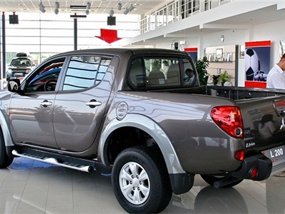 Продажи новых автомобилей Mitsubishi в России сократились вдвое