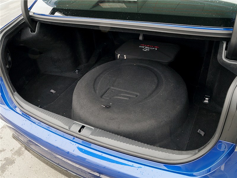 Lexus GS F 2016 багажное отделение