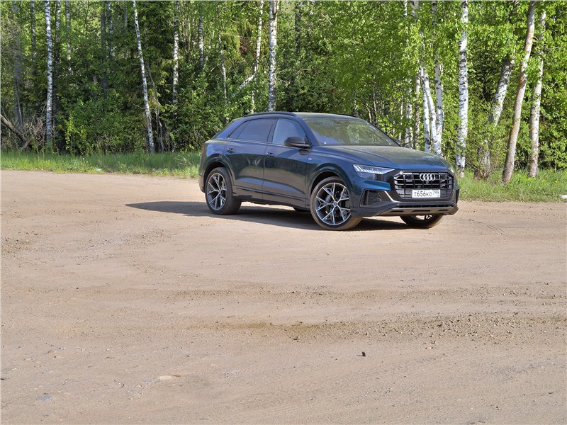 Audi Q8 2019 на грунтовой площадке