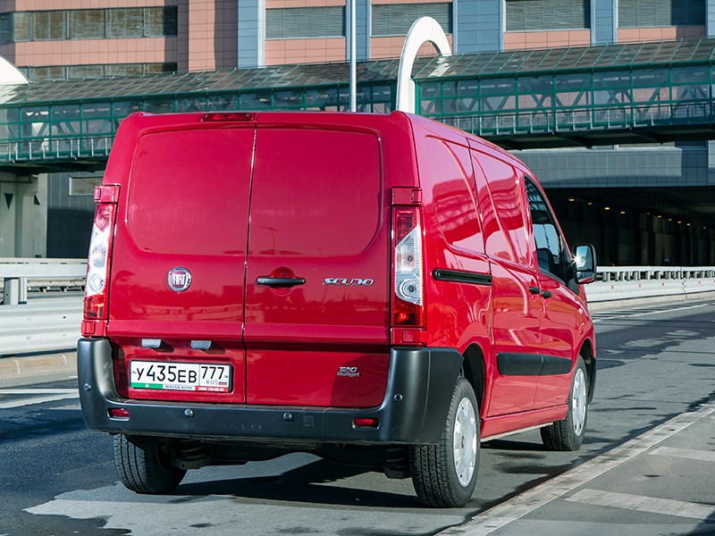 Fiat Scudo Cargo 2014 вид сзади