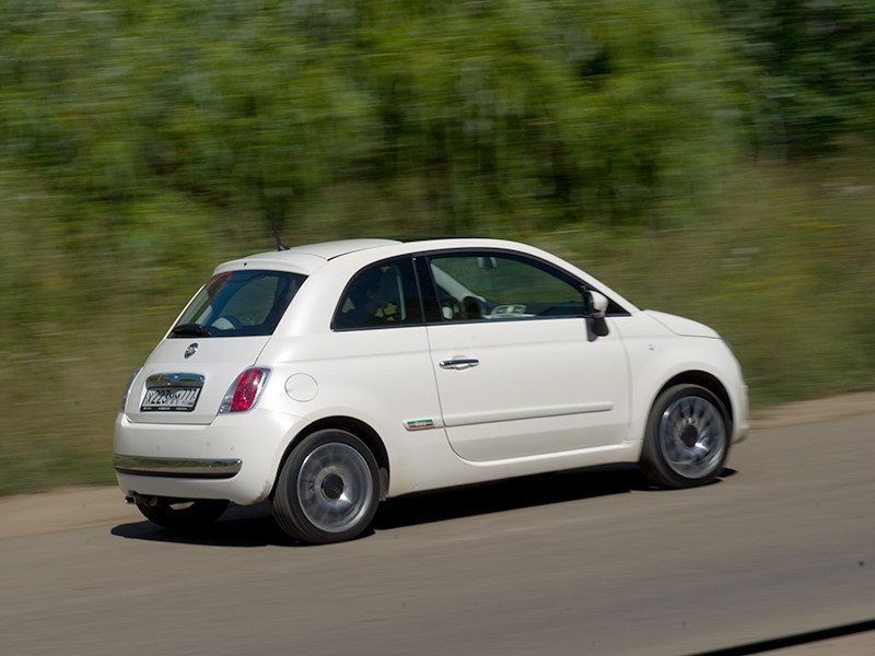 Fiat 500 2011 вид сзади