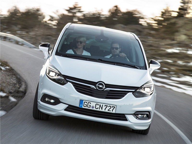 Opel Zafira 2017 на дороге