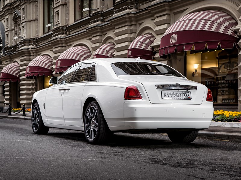 Rolls-Royce Ghost 2015 вид сзади