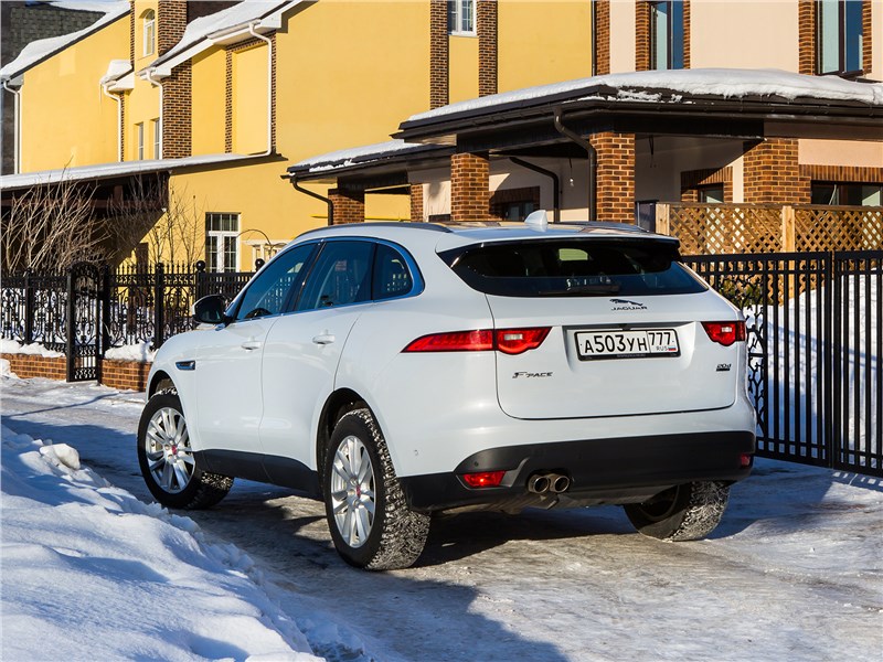 Jaguar F-Pace 2016 вид сзади