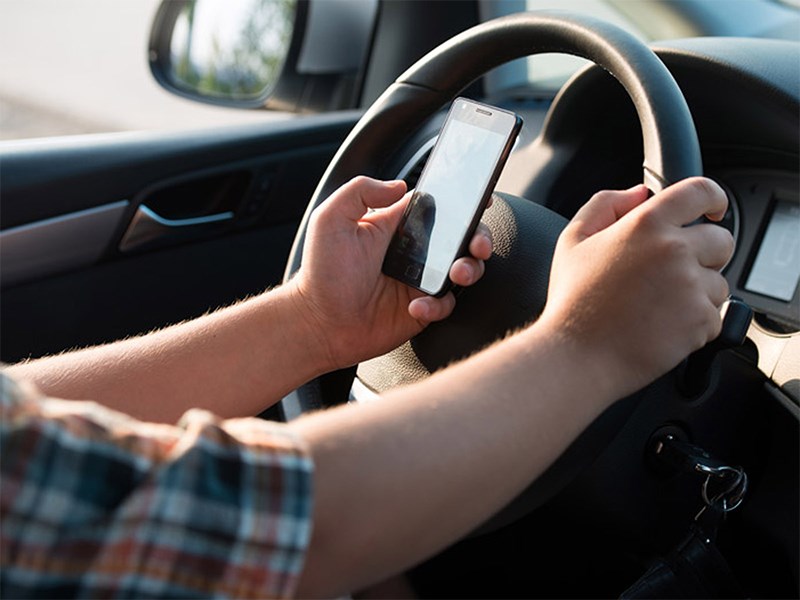 В Великобритании начали следить за водителями с телефонами