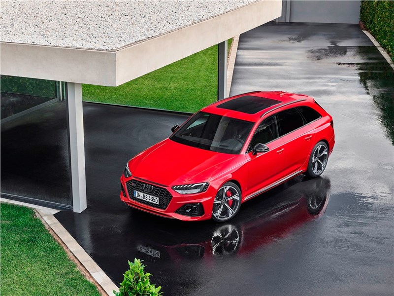 Audi RS4 Avant 2020 вид спереди сверху