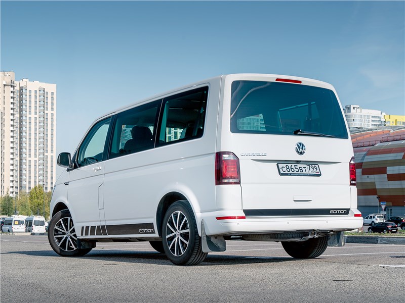 Volkswagen Caravelle 2015 вид сзади