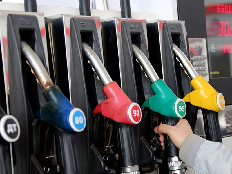 Правительство запрещает дешевый бензин