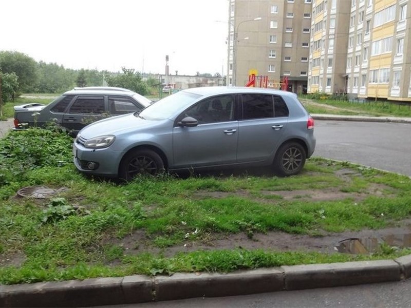 В России хотят ввести штраф за парковку на газоне