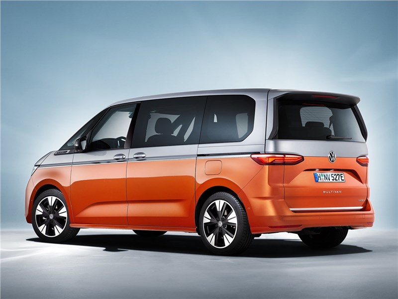 Volkswagen Multivan (2022) вид сзади