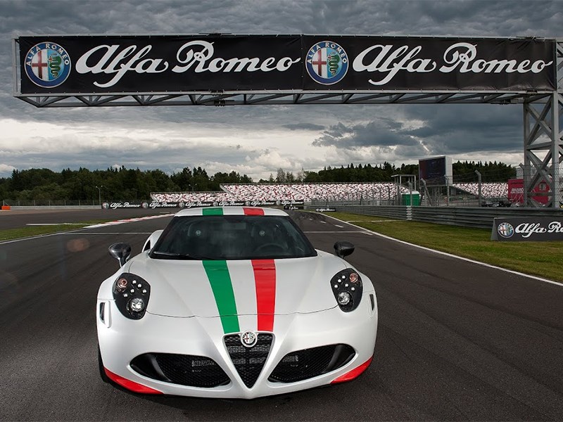 Alfa Romeo 4C 2013 вид спереди фото 2