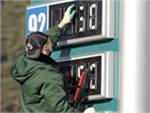 В росте цен на бензин россияне винят жадных нефтяников