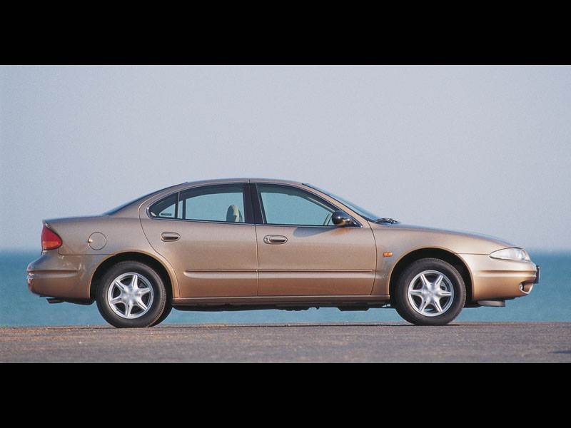Chevrolet Alero 1999 вид справа