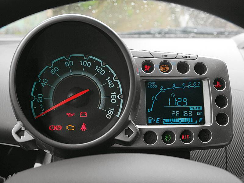 Chevrolet Spark (2010) приборная панель