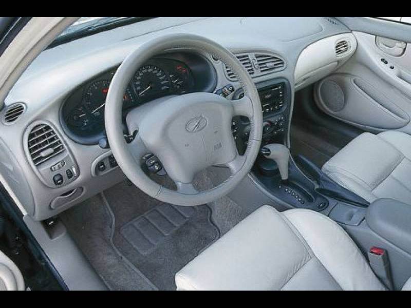 Chevrolet Alero 1999 передняя часть салона