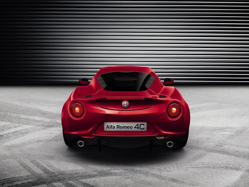 Alfa Romeo 4C 2013 вид сзади фото 2
