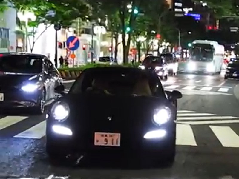Взгляните на очень черный Porsche 911