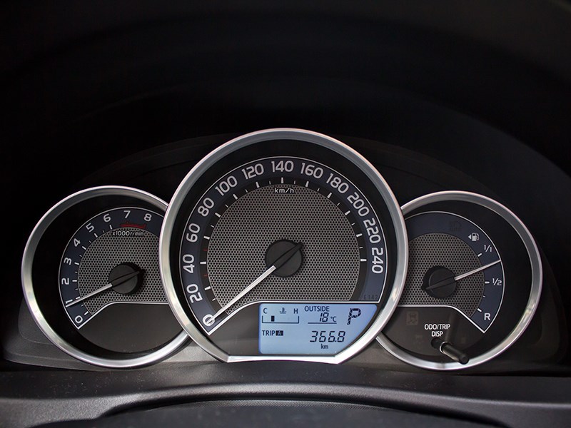 Toyota Auris 2013 приборная панель