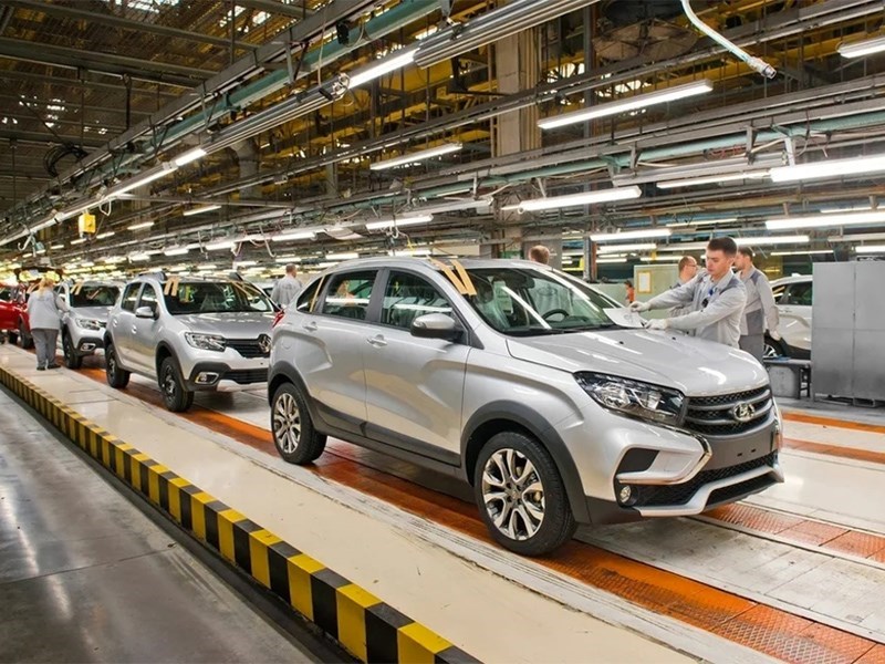 Производство легковых автомобилей в России упало на 28%