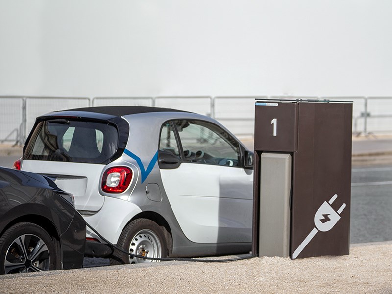 Москвичи стали реже парковать свои автомобили с ДВС на зарядных станциях для электрокаров