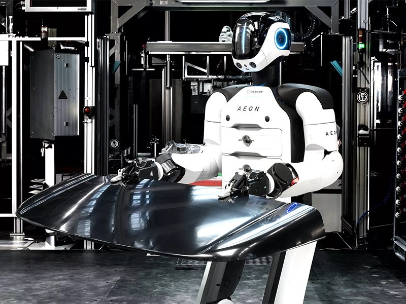 BMW «нанял» гуманоидных роботов для сборки батарей