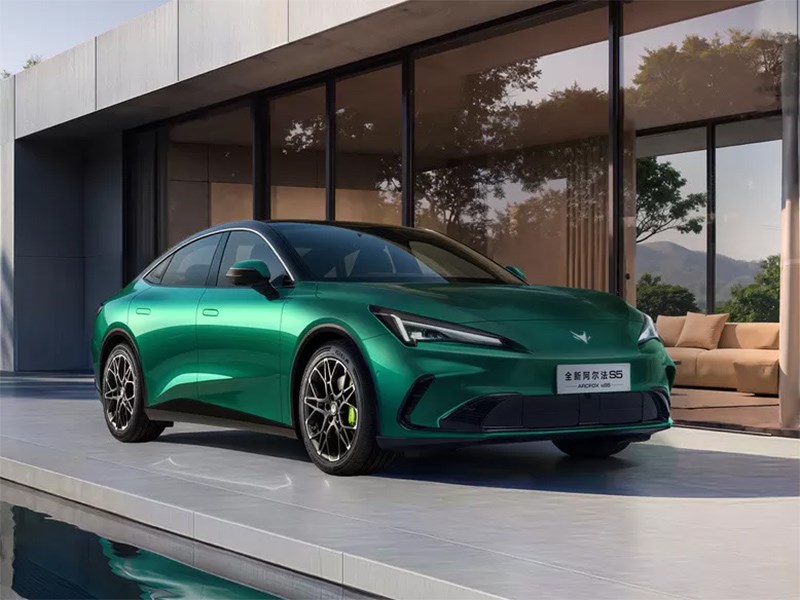 Arcfox выводит на рынок гибридный Alpha S5 с запасом хода 1450 км