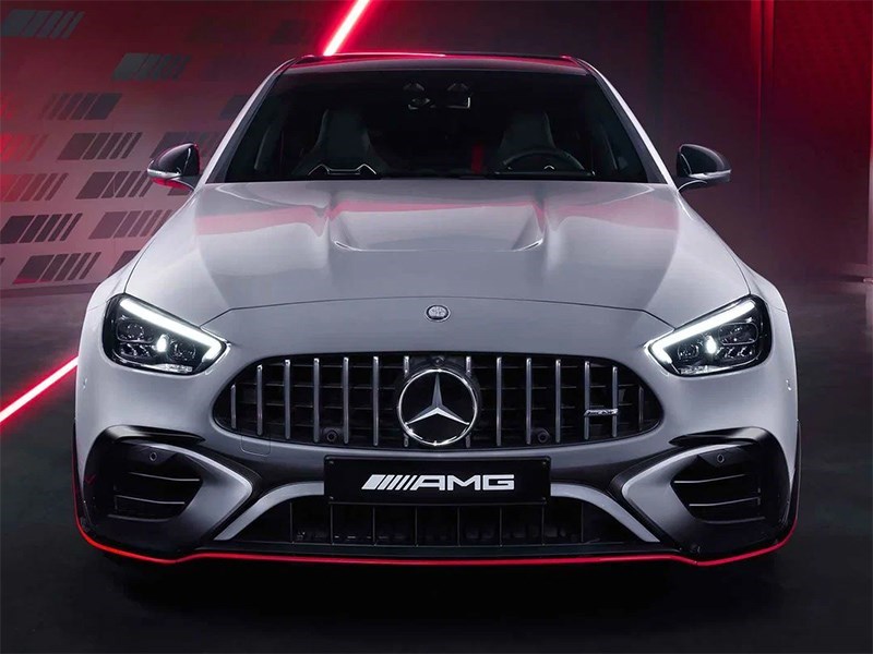 Mercedes-Benz распродает свои салоны в Берлине