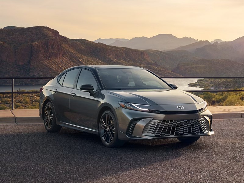 Toyota отзывает более 500 тысяч Camry из-за неисправности приборной панели