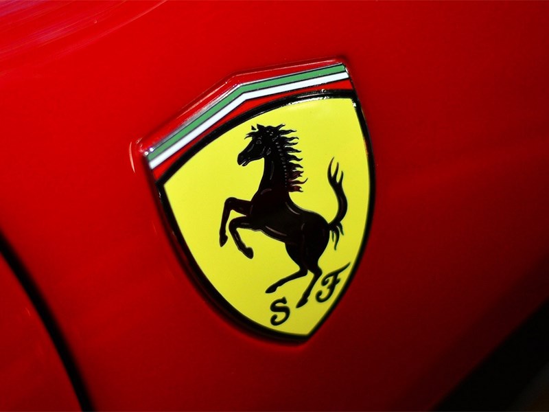 Ferrari запатентовала суперкар с двумя рулями
