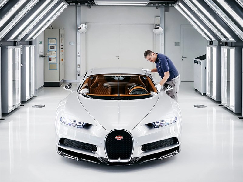 Глава Bugatti призвал Европу перестать мериться экранами с Китаем