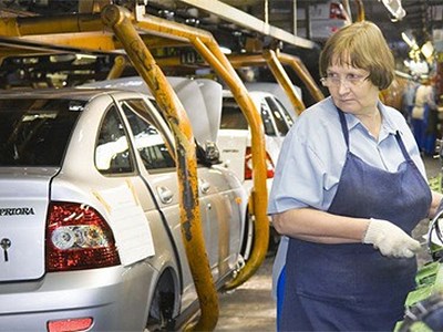 «АвтоВАЗ» сокращает расходы, увольняя сотрудников