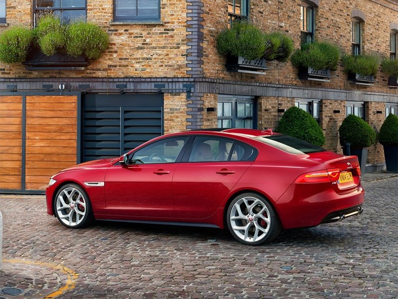 Jaguar XE 2015 вид сбоку сзади