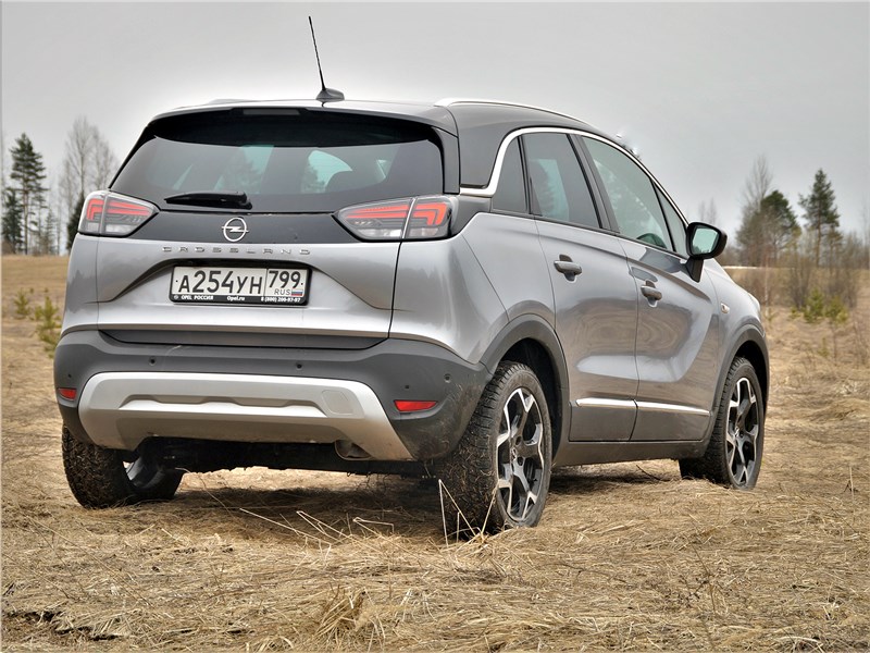 Opel Crossland (2021) вид сзади